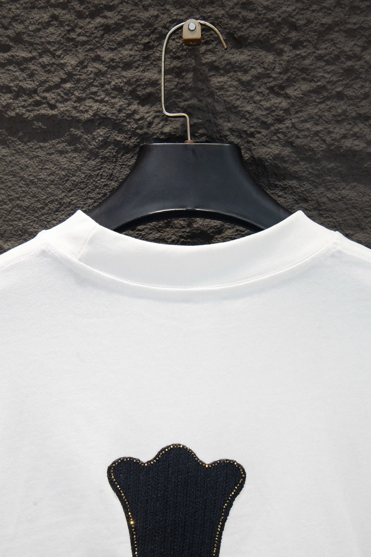 P230 🆕Chrome Hearts os version is really charming and Chrome Hearts is really a must-have. Each season's new version is made to the extreme. It is very practical and can be worn casually. Nice✔️ - ⚠️100% cotton. It is made of 21 double yarns, 300g weight fabric and imported knitted carded cotton. It has moderate thickness, drape and contour, and the upper body is comfortable! ! It is very tolerant to fat body types and can instantly lose five pounds after wearing it!  Specially ordered many Austrian hot diamonds, which have the bling bling effect of natural crystals under the light, with multi-faceted reflective points, and the production cost is extremely high. The laser molding includes a computer engraving machine and a laser machine, which are accurate in units of particles. Finally, it is hot and set at high temperature. After the hot ironing, the firmness needs to be tested repeatedly on the hot stamping. It can show colorful reflections under the light. The collar webbing extends to the shoulders for reinforcement, and the stitching at the joints. The hem and cuffs are all made with 0.2mm gauge double-thread turning. They are carefully produced at a high cost. The attitude of making goods with a magnifying glass restores the quality and effect of the product. The full set of customized accessories is only used to present every detail to customers. Film printing, 50,000 positioning, is very time-consuming. The body is treated with hot diamond elements, which greatly increases the interest of the clothing; unique visual effects. After special treatment, a unique effect is formed. An irregular hem is added to the version. This year's Kroxin is the main version. In the past two years, the oversize version has become the focus of the trend and has been a popular staple in the past two years. The change of designers has made this brand an instant hit. The progressive fashion of the times also needs the blood impact of fresh elements and trendy designs in order to continue its glory! It’s stylish both inside and outside, a must-have for high street travel! An absolute "eye-catching style" that can match couples 💏 Color: Black White Size: S M L XL